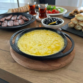 2 PIECES  LAVA CASTING ROUND HANDLE PAN AND WOODEN BASE. DIAMETER(Ø)20CM. LV ECO Y TV 20 K4